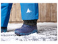 Blauwe sneeuwbroek met blauwe winterlaarzen.
