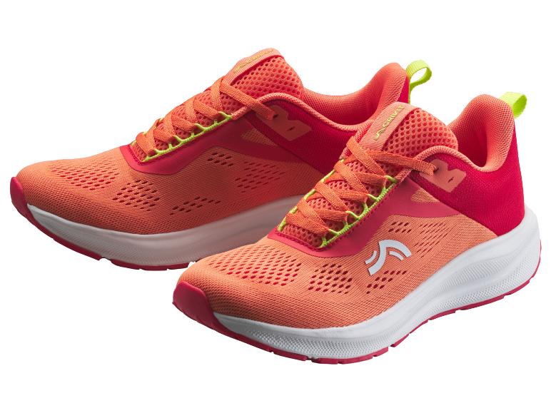 Een paar oranje en rode sportschoenen met groene details