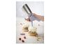 Yoghurt dessert met bessen en granola, gegarneerd met slagroom uit een spuitbus.
