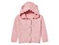 Een roze gebreid vest met capuchon voor baby's.