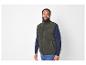 Homme portant un gilet matelassé vert.