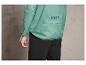 Een groene windjack met 'Bike' logo en zwarte broek.