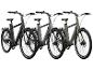 Drie elektrische fietsen in zwart, grijs en groen.