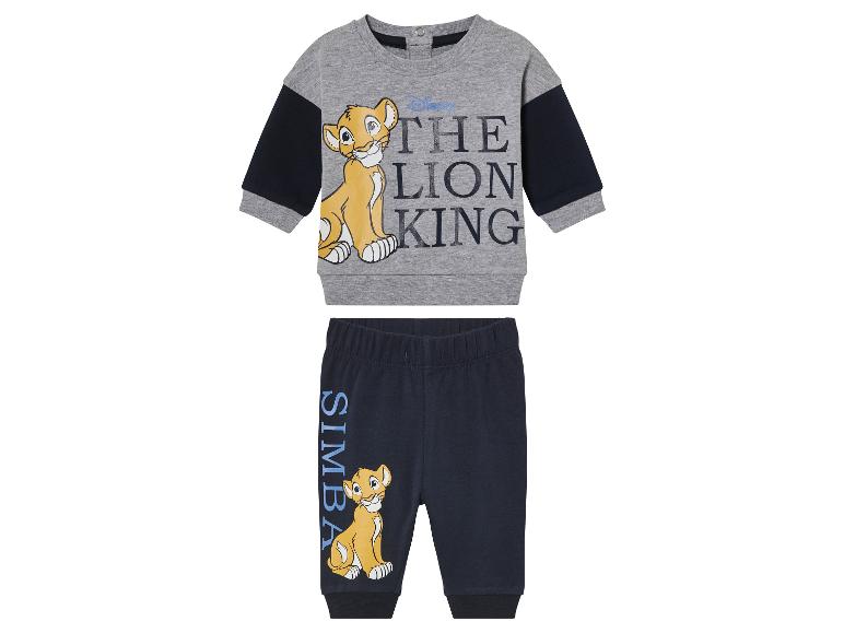 Un t-shirt gris à manches longues avec l'impression 'Le Roi Lion' et un pantalon bleu marine avec l'impression 'Simba'.