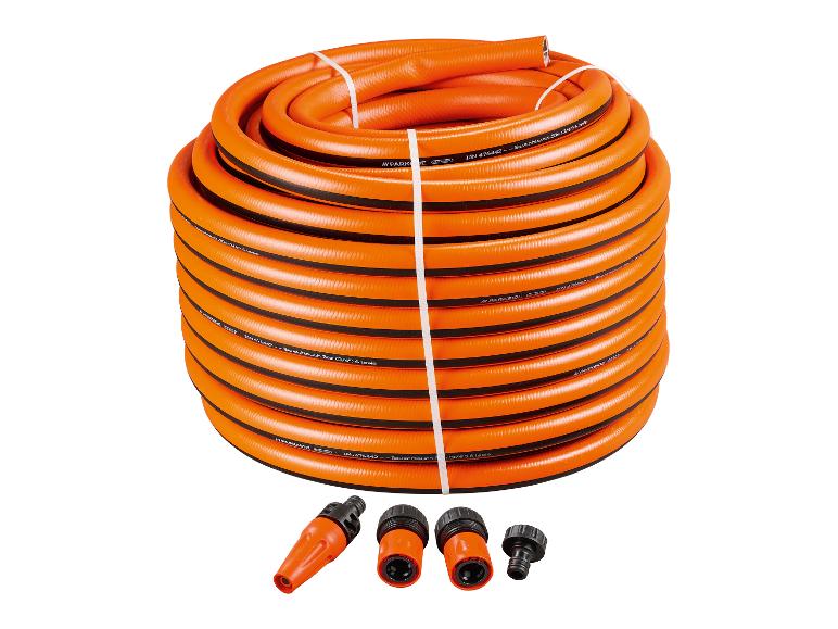 Opgerolde oranje tuinslang met zwarte strepen, 50m (3/4'), en vier slangkoppelingen.