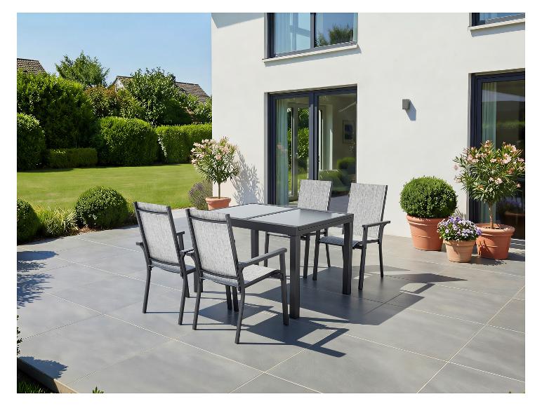 Tuinset met tafel en vier stoelen op een terras.