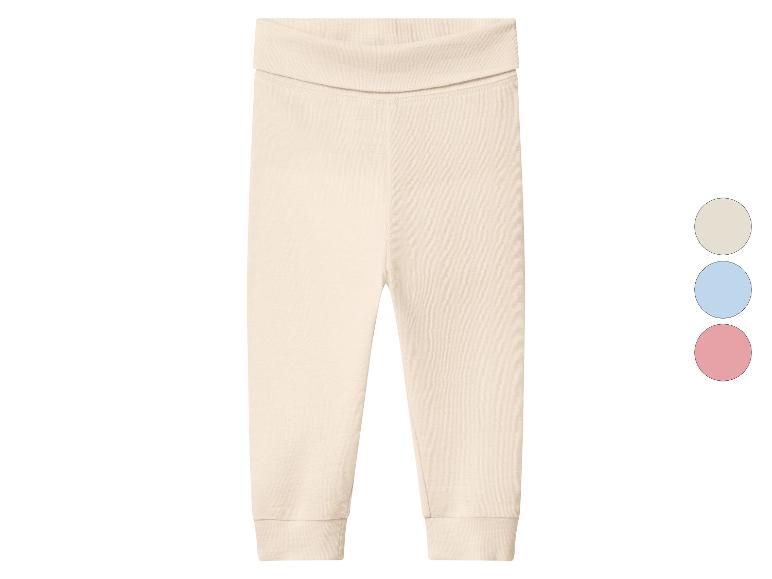 Lichtbeige babybroek met geribbelde textuur en drie kleurstalen: beige, blauw en roze.