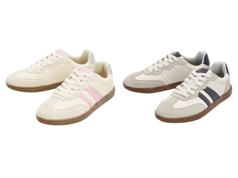 Deux paires de baskets : une crème à rayures roses et une crème à rayures bleu foncé.