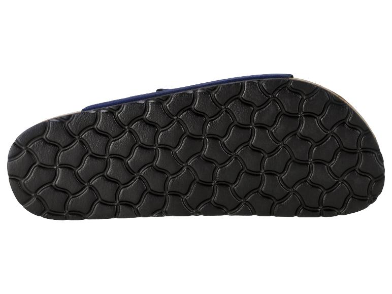 Semelle extérieure noire d'une sandale avec un motif texturé.