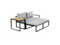 Un canapé gris avec un pouf assorti et une table d'appoint