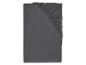 Un drap-housse gris foncé en jersey