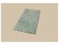 Un tapis rectangulaire vert clair à poils longs sur un fond beige.