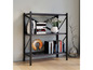 Een zwarte metalen boekenplank met boeken en decoratie.