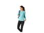 Femme en chemise turquoise à manches longues et pantalon noir avec sac à dos.