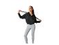 Femme en sweat à capuche noir et leggings gris, tenant une sangle noire.