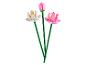 Drie LEGO bloemen met roze en witte bloemblaadjes.