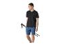Man in zwart T-shirt en blauwe korte broek met trekkingstokken