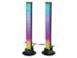 Twee verticale RGB LED-lampen met standaarden, gloeiend met kleurverlopen