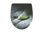 Toiletzitting met groene bladeren en waterdruppels.