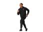 Man in zwarte hoodie en joggingbroek, rennend.