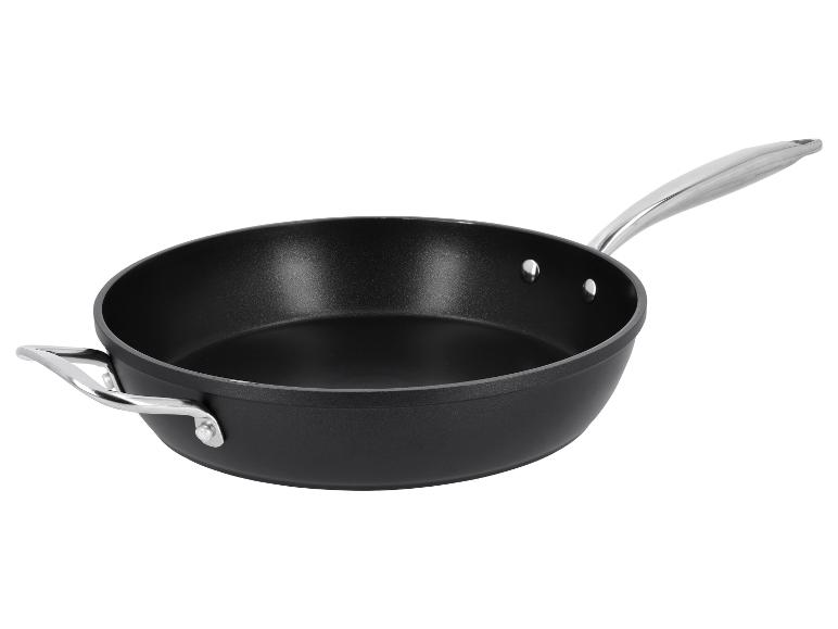 Zwarte koekenpan met lange steel en extra metalen handvat.
