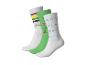 Trois paires de chaussettes blanches et vertes avec rayures, lettres et chiffres.