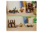 Ensemble de jouets de construction avec figurines et bâtiments sur une table en bois.
