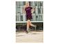 Vrouw hardlopen in sport shirt en short, sportschoenen.