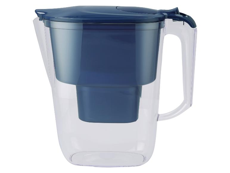 Carafe filtrante bleue avec corps transparent et poignée.