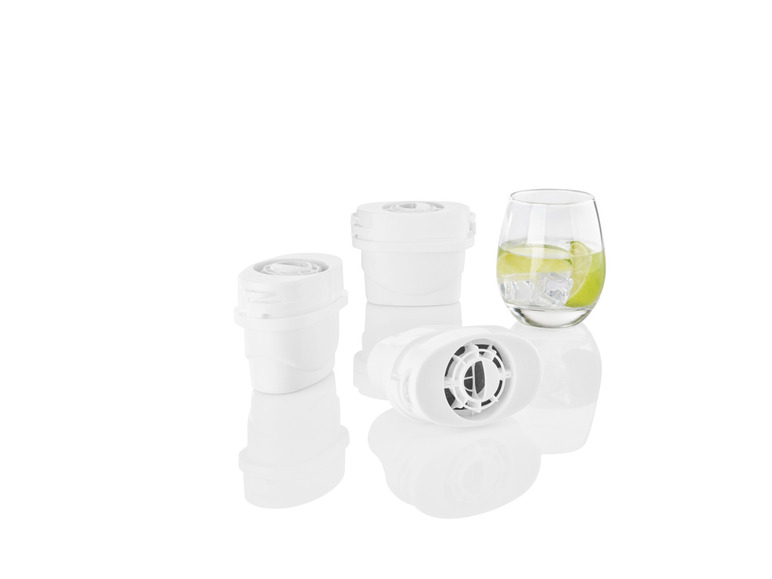 Drie waterfilters en een glas met ijs en limoen.