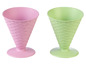 Deux cornets à glace, l'un rose et l'autre vert, avec une texture en grille.