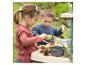 Twee kinderen spelen met een buitenkeuken en natuurlijke materialen.