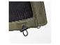 Détail d'une veste verte avec doublure en maille noire et cordon de serrage réglable.
