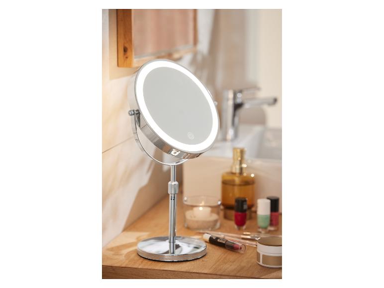 Miroir de maquillage lumineux sur pied, cosmétiques et accessoires de beauté.