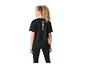 Vrouw van achteren in zwart sportshirt met tekst en zwarte legging.