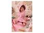 Baby gewikkeld in een roze badhanddoek met konijnenkap.