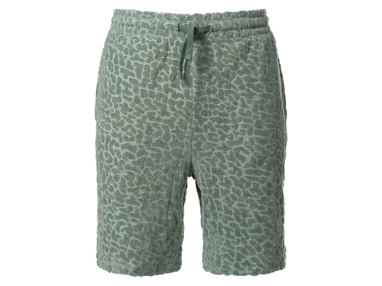 Groene korte broek met luipaardprint.