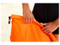 Een oranje waterdichte zak voor buitenactiviteiten.