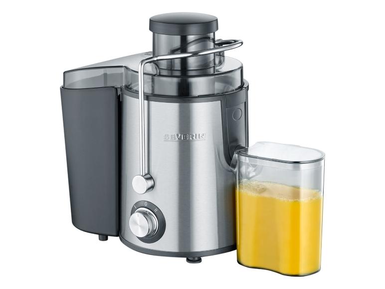 Een zilveren sapcentrifuge van Severin met een glas vol sap.