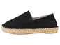 Een zwart espadrille schoen met een jute zool.