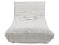 Fauteuil de sol beige en tissu texturé avec coutures horizontales.