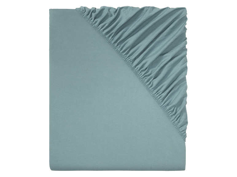 Un drap-housse bleu clair avec élastique.
