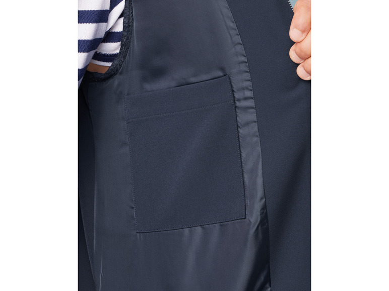 Détail d'une veste bleu marine avec une poche.