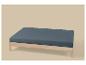 Cadre de lit en bois clair avec matelas bleu foncé sur fond beige.