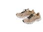 Paar beige en zwarte mesh sportschoenen met elastische veters.