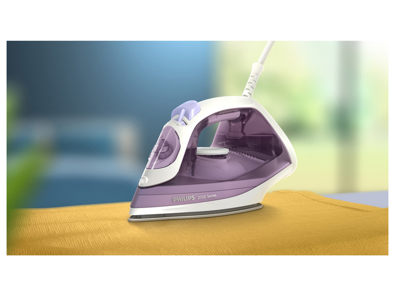 Un fer à repasser Philips 2000 Series violet sur un tissu jaune.
