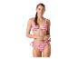 Vrouw in roze en paarse zigzag bikini met strikjes aan de zijkant.