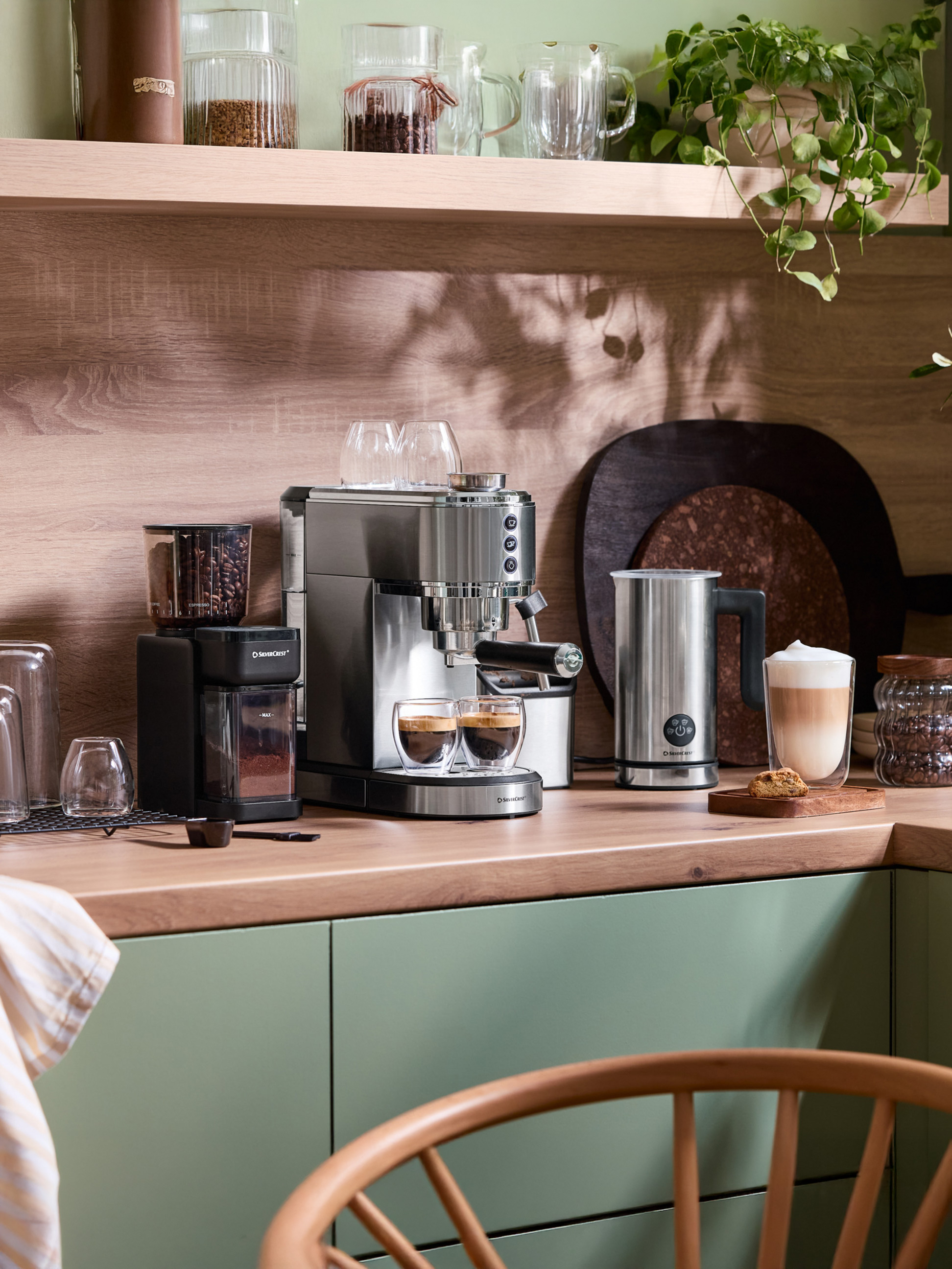 SilverCrest koffiezetapparaat en -molen op een houten aanrecht met groene kasten.