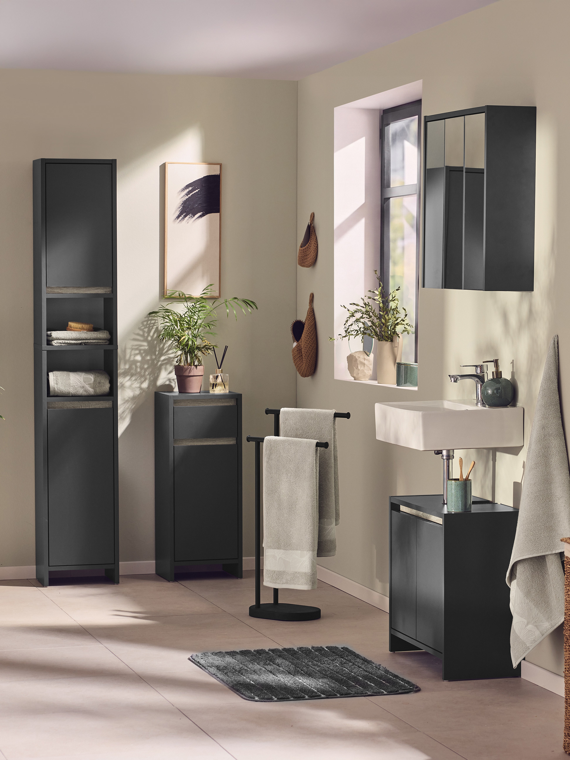 Moderne badkamer met donkergrijze opbergmeubels en bijpassende accessoires.