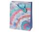 Sac cadeau avec motif tie-dye pastel rose, bleu et turquoise, avec anse en ruban bleu.
